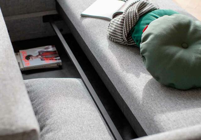 Tripi sovesofaen har et moderne og enkelt design, der passer til de fleste indretninger i hjemmet. Tripi sovesofa er opbygget af en posefjedre som giver en perfekt sove- og siddekomfort. Designet er helt unikt, fra sofa til seng kan man betjene den med en hånd og benene folder sig selv ud og ind. En luksus sovesofa i særklasse.