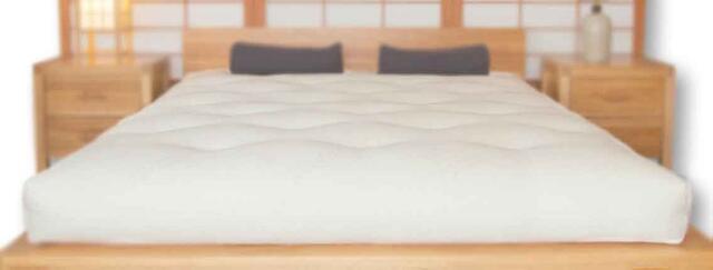 Futon COMFORT madrassen indeholder 3 x Cotton / 4 cm Foam / 3 x Cotton. Kollektionens mest solgte futonmadras, Tykkelse på ca. 14 cm.