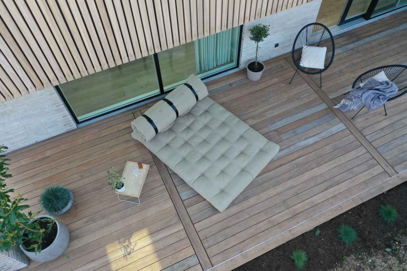 Karupdesign_buckleupsofa_out_801402402140