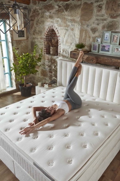 WOOLLY PLUS BED Opbevaringssenge. Stilfulde Kontinentalseng. Opbevaringssenge med praktisk plads under. Inklusiv en Luksus madras.