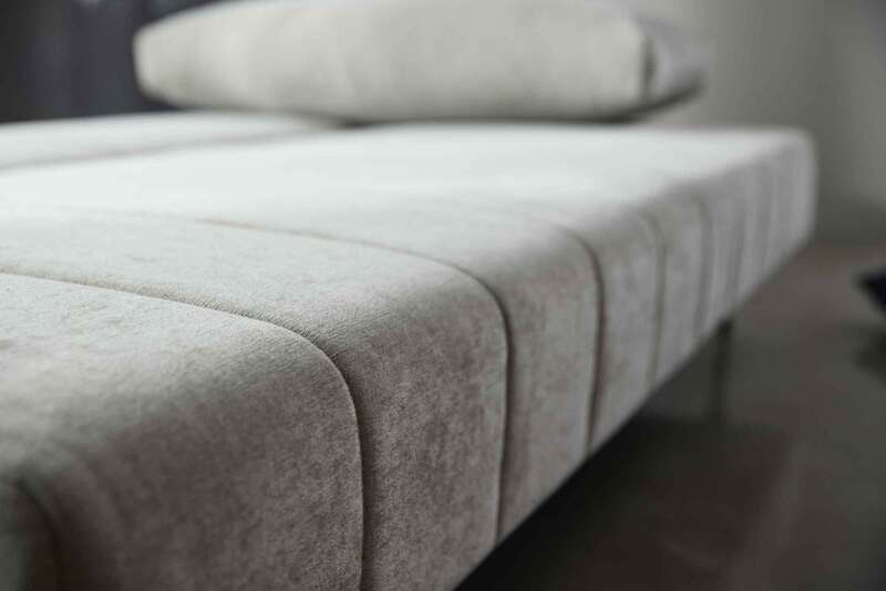 Akello sovesofa med Chaiselonge og Armlæn. Tekstil Dess.280