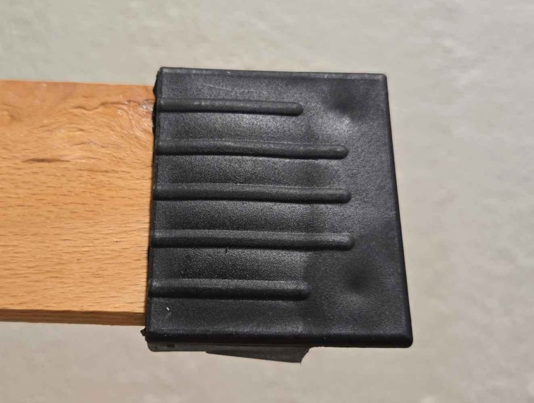 06067-012_Plast-holder Flat Cap, lamel. (Der er 5 striber oven på holder)