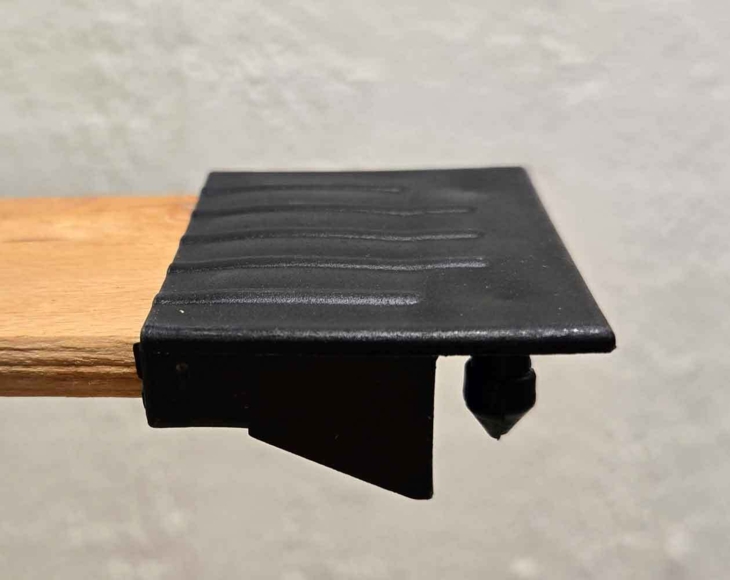 06067-012 _ Plast-holder Flat Cap, lamel. (Der er 5 striber oven på holder)