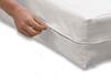 Aftageligt betræk til madrasser 140x200 cm. Tekstiler er SOFT 100% Polyester. Vaskbart. Lynlås på 3 sider gør det nemt at montere på madrassen. Vendbar madrasbetræk begge sider af betrækket kan anvendes.