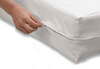 Aftageligt betræk til madrasser 140x200 cm. Tekstiler er SOFT 100% Polyester. Vaskbart. Lynlås på 3 sider gør det nemt at montere på madrassen. Vendbar madrasbetræk begge sider af betrækket kan anvendes.